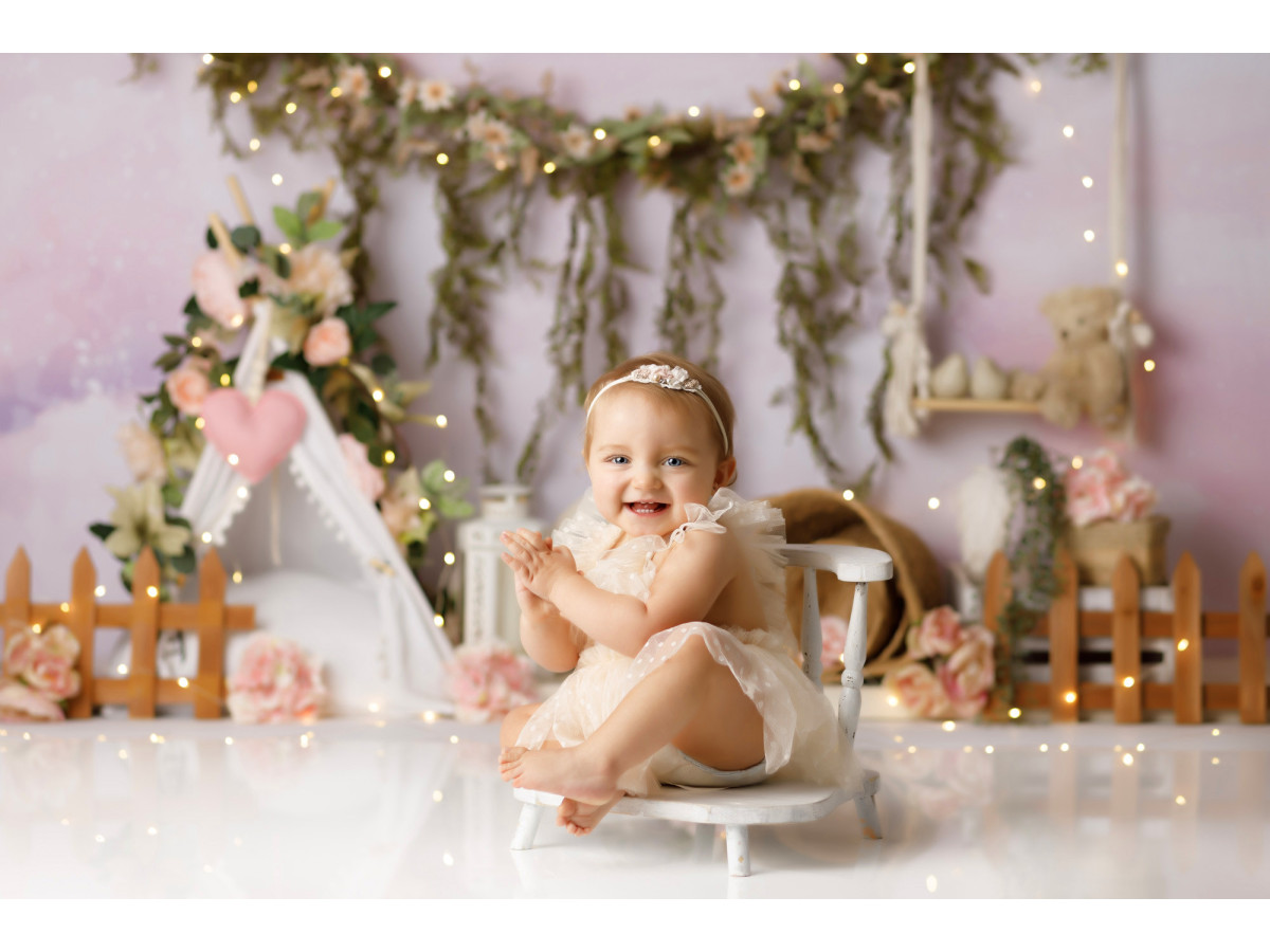 Baby & cake smash photo backdrop Shabby Love – pink wall with foliage garland, teepee and baskets | Colors&Drops