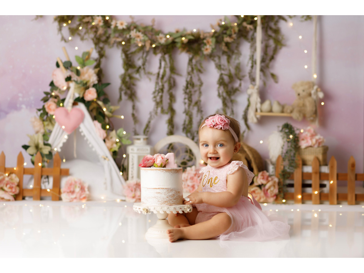 Baby & cake smash photo backdrop Shabby Love – pink wall with foliage garland, teepee and baskets | Colors&Drops