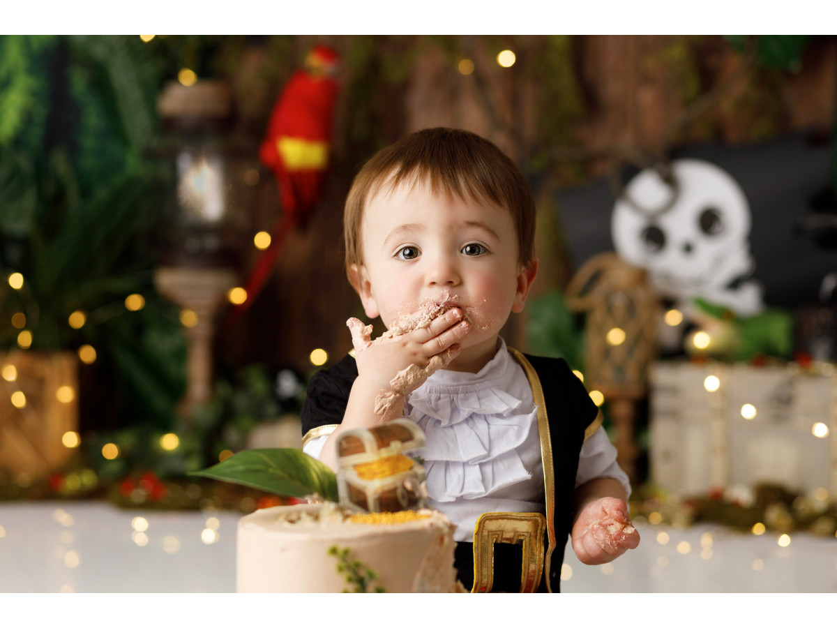 Baby & cake smash photo backdrop Pirata – pirate hideout in jungle with parrot and chest | Colors&Drops