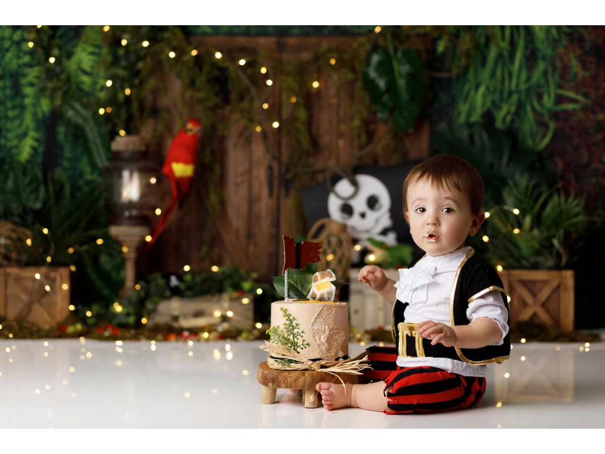 Baby & cake smash photo backdrop Pirata – pirate hideout in jungle with parrot and chest | Colors&Drops