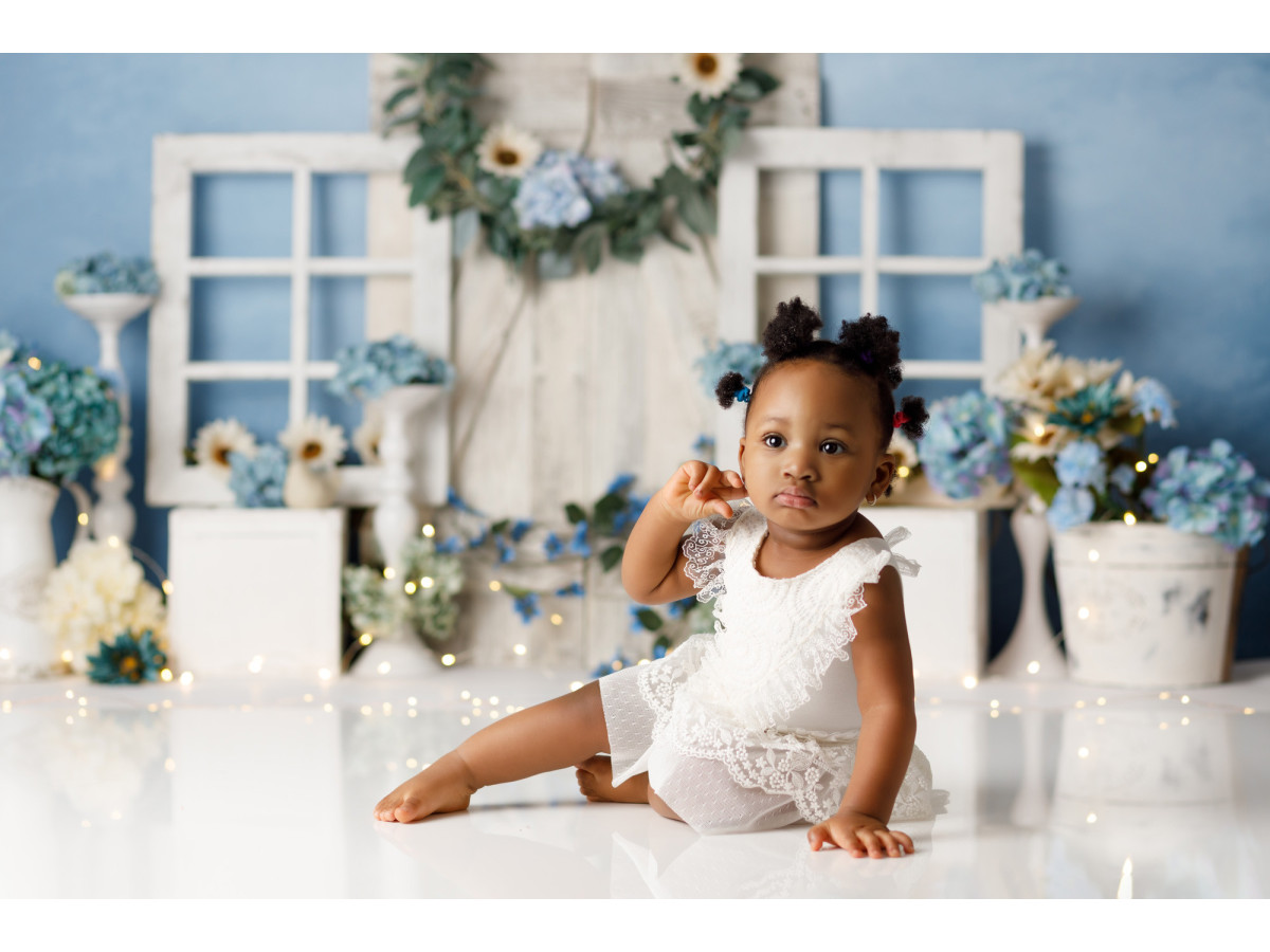 Fond photo bébé et smash cake Hortensia – fenêtres blanches avec hortensias bleus et couronne | Colors&Drops