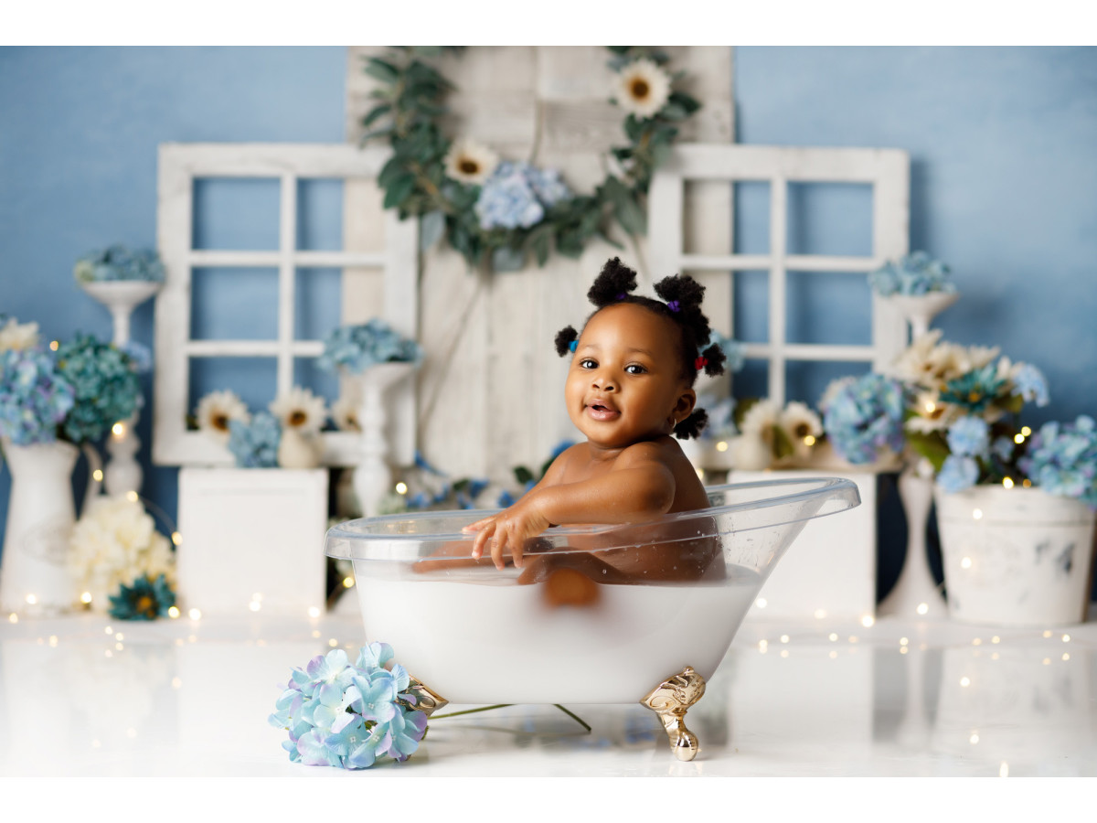 Fond photo bébé et smash cake Hortensia – fenêtres blanches avec hortensias bleus et couronne | Colors&Drops