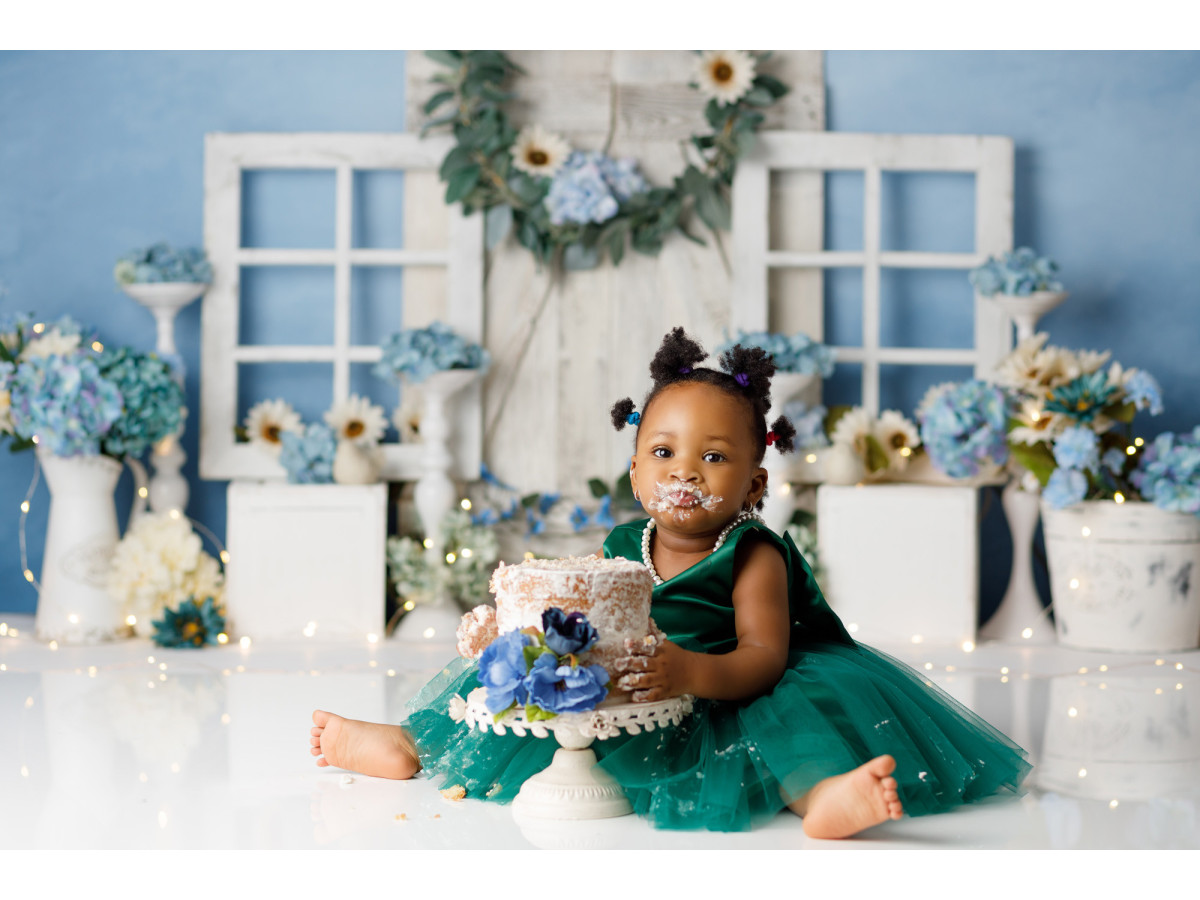 Fond photo bébé et smash cake Hortensia – fenêtres blanches avec hortensias bleus et couronne | Colors&Drops
