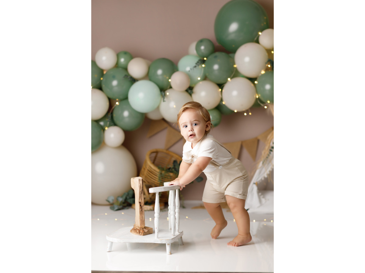 Fond photo bébé et smash cake Vegeta – ballons verts et crème avec tipi et pampa | Colors&Drops