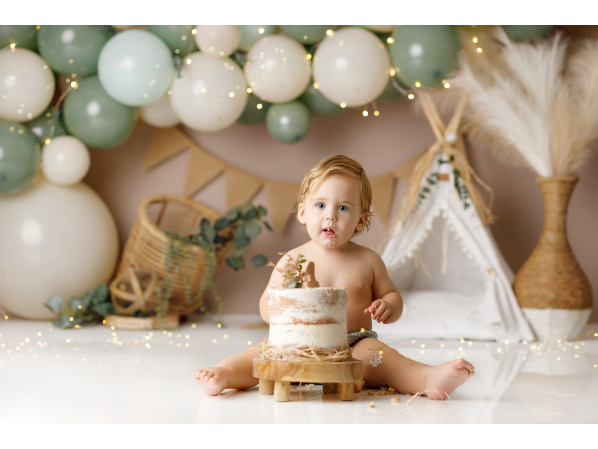 Fond photo bébé et smash cake Vegeta – ballons verts et crème avec tipi et pampa | Colors&Drops