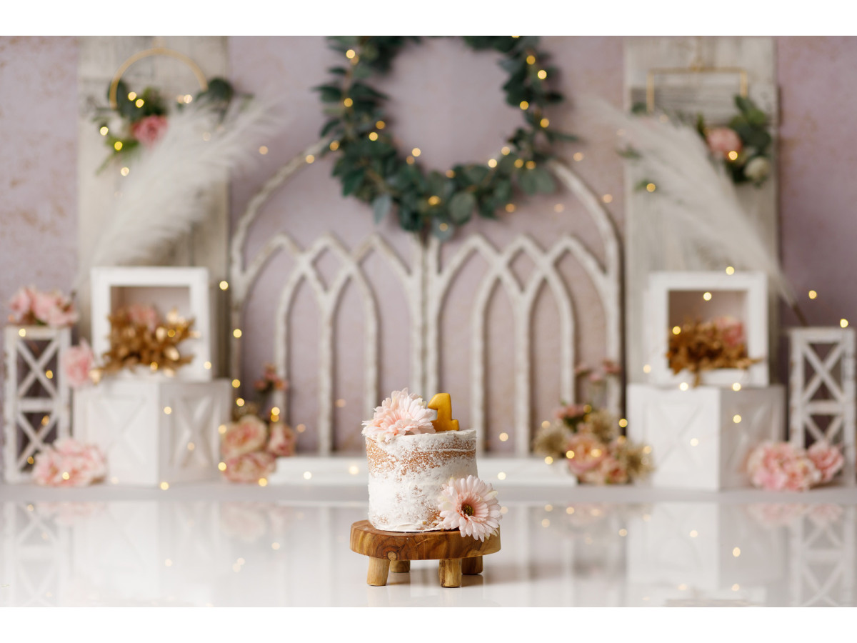 Fond photo bébé et smash cake Arcania – fenêtres blanches avec couronne et fleurs roses | Colors&Drops