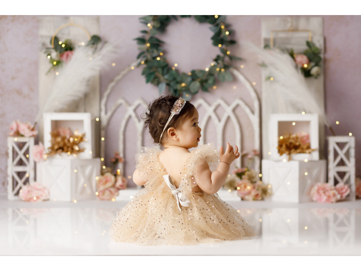 Fond photo bébé et smash cake Arcania – fenêtres blanches avec couronne et fleurs roses | Colors&Drops