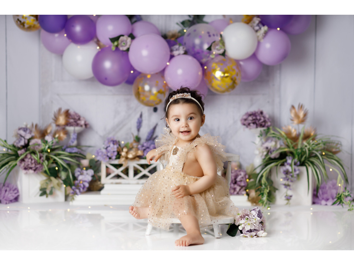 Fond photo bébé et smash cake Lilas Doors – arche de ballons lilas avec couronne sur portes blanches | Colors&Drops