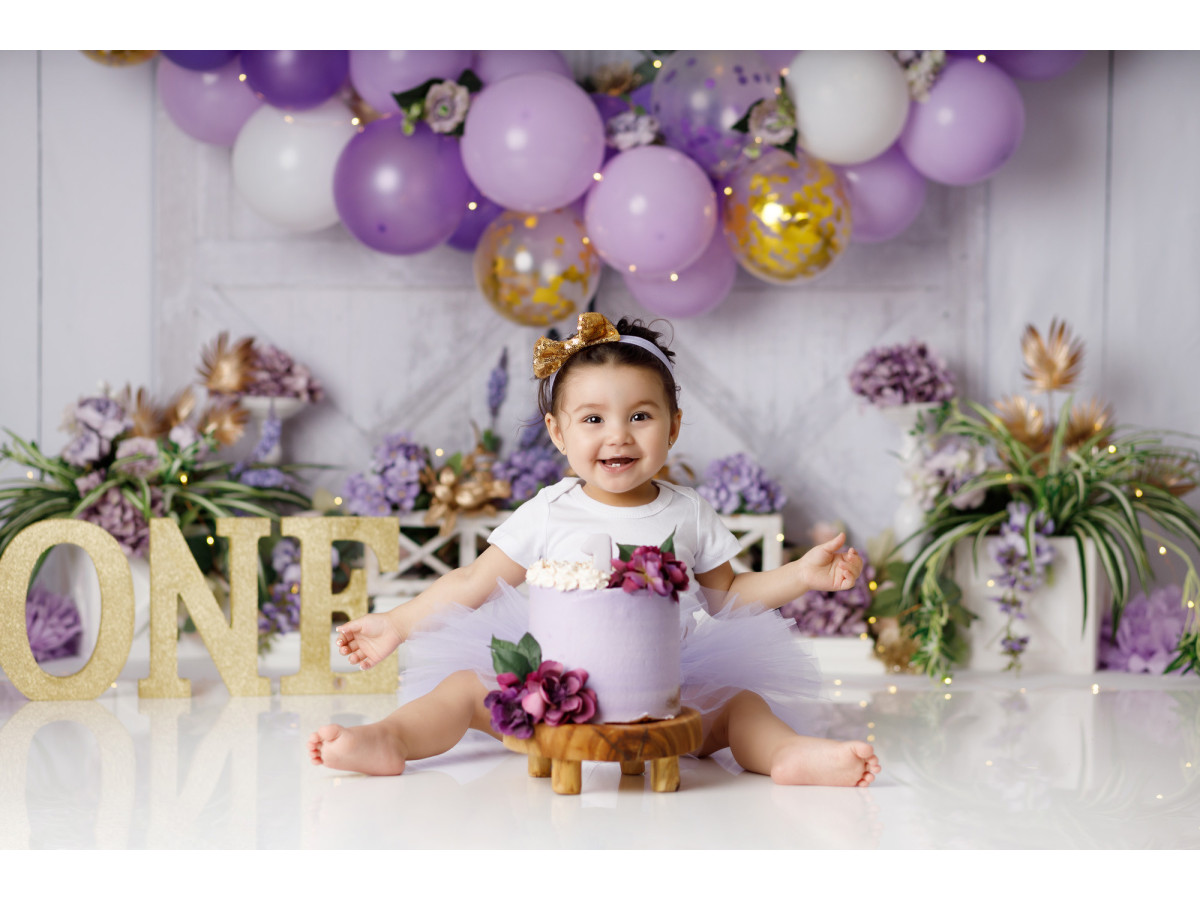 Fond photo bébé et smash cake Lilas Doors – arche de ballons lilas avec couronne sur portes blanches | Colors&Drops
