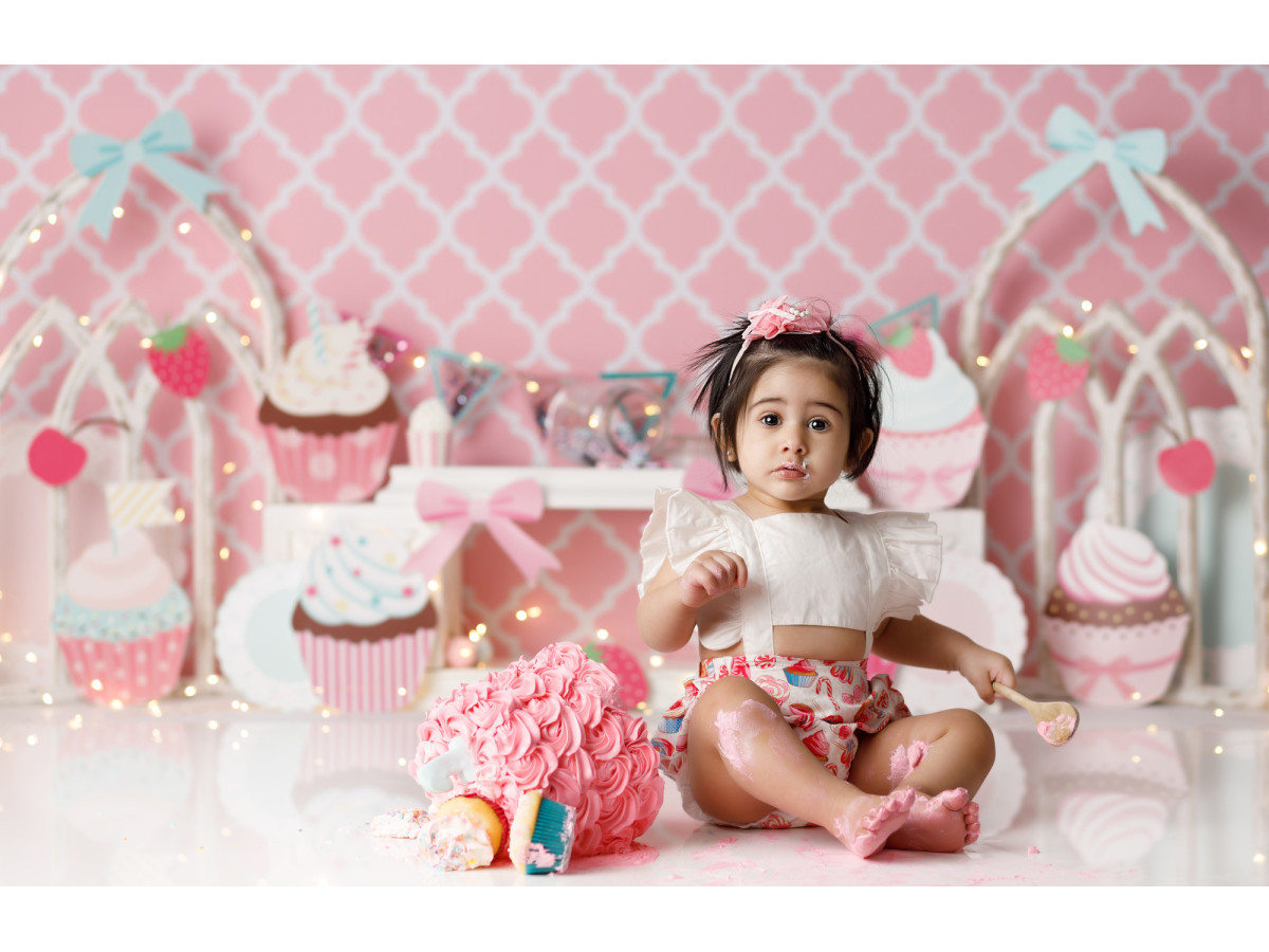 Baby & cake smash photo backdrop Miam – pink Moroccan-pattern wall with cupcakes and bunting | Colors&Drops