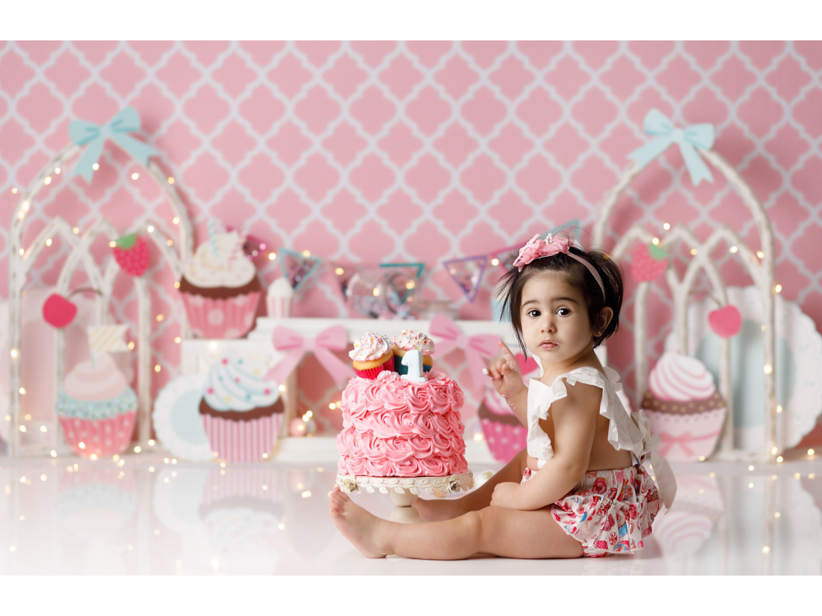 Baby & cake smash photo backdrop Miam – pink Moroccan-pattern wall with cupcakes and bunting | Colors&Drops
