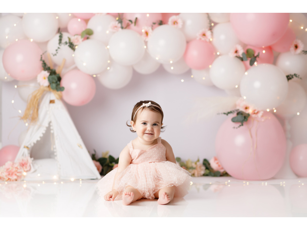 Baby & cake smash photo backdrop Margarette – pink and white balloon arch with teepee and flowers | Colors&Drops
