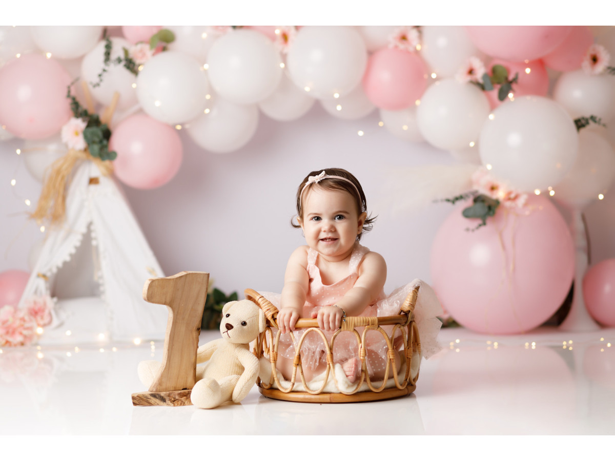 Baby & cake smash photo backdrop Margarette – pink and white balloon arch with teepee and flowers | Colors&Drops