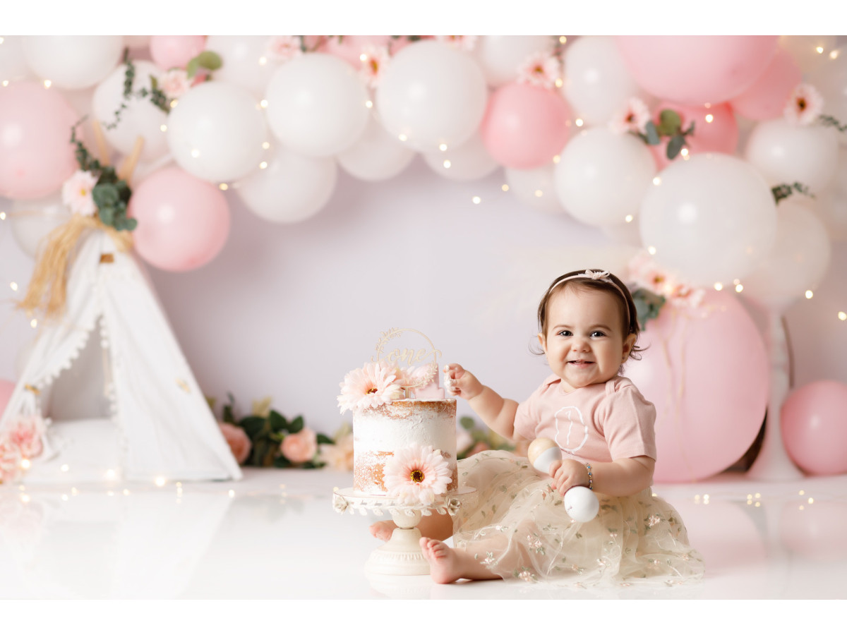 Baby & cake smash photo backdrop Margarette – pink and white balloon arch with teepee and flowers | Colors&Drops
