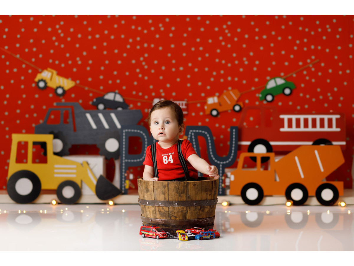 Fondo fotográfico de bebé y smash cake Play Trucks – camiones de obra de juguete sobre fondo rojo de lunares | Colors&Drops