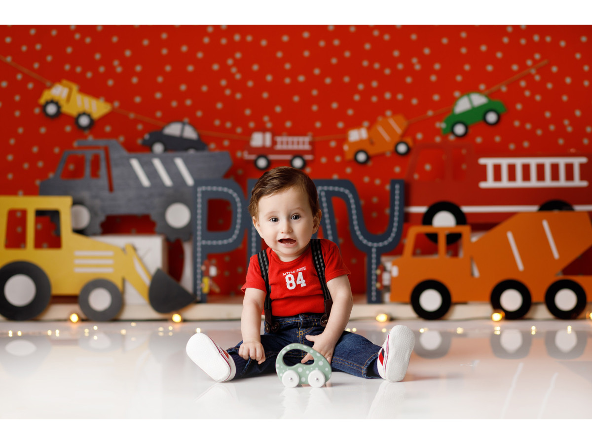 Fondo fotográfico de bebé y smash cake Play Trucks – camiones de obra de juguete sobre fondo rojo de lunares | Colors&Drops