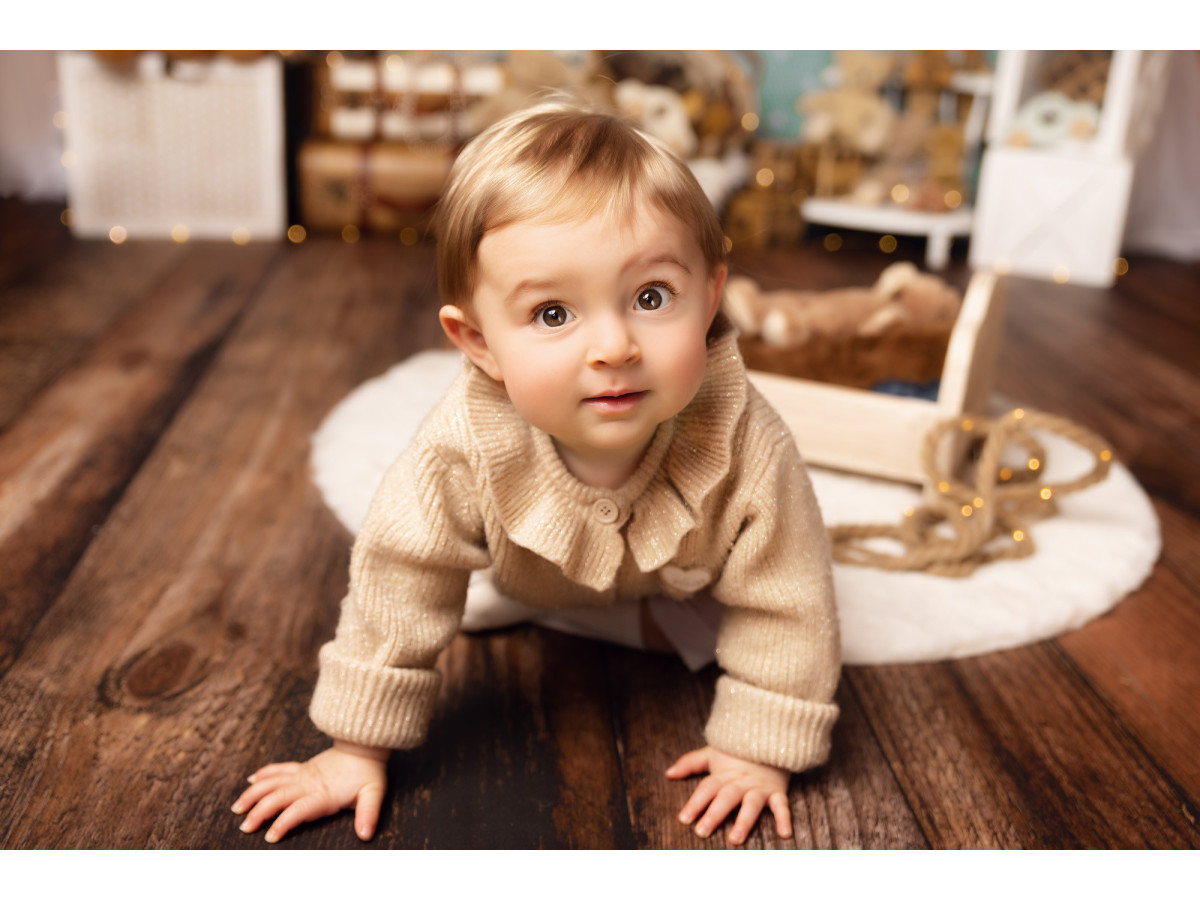 Baby & cake smash photo backdrop Old Teddy – white curtains with bunting, teddy bears and suitcases | Colors&Drops