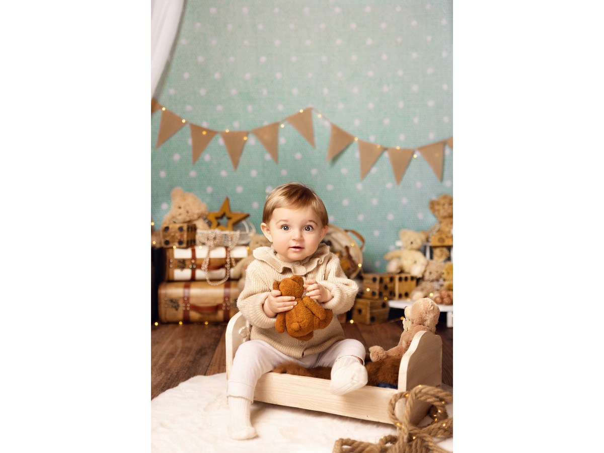 Baby & cake smash photo backdrop Old Teddy – white curtains with bunting, teddy bears and suitcases | Colors&Drops