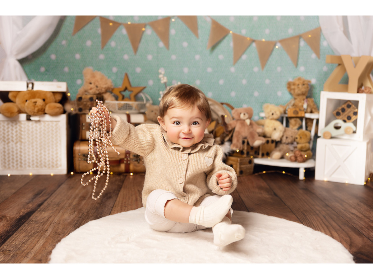 Baby & cake smash photo backdrop Old Teddy – white curtains with bunting, teddy bears and suitcases | Colors&Drops