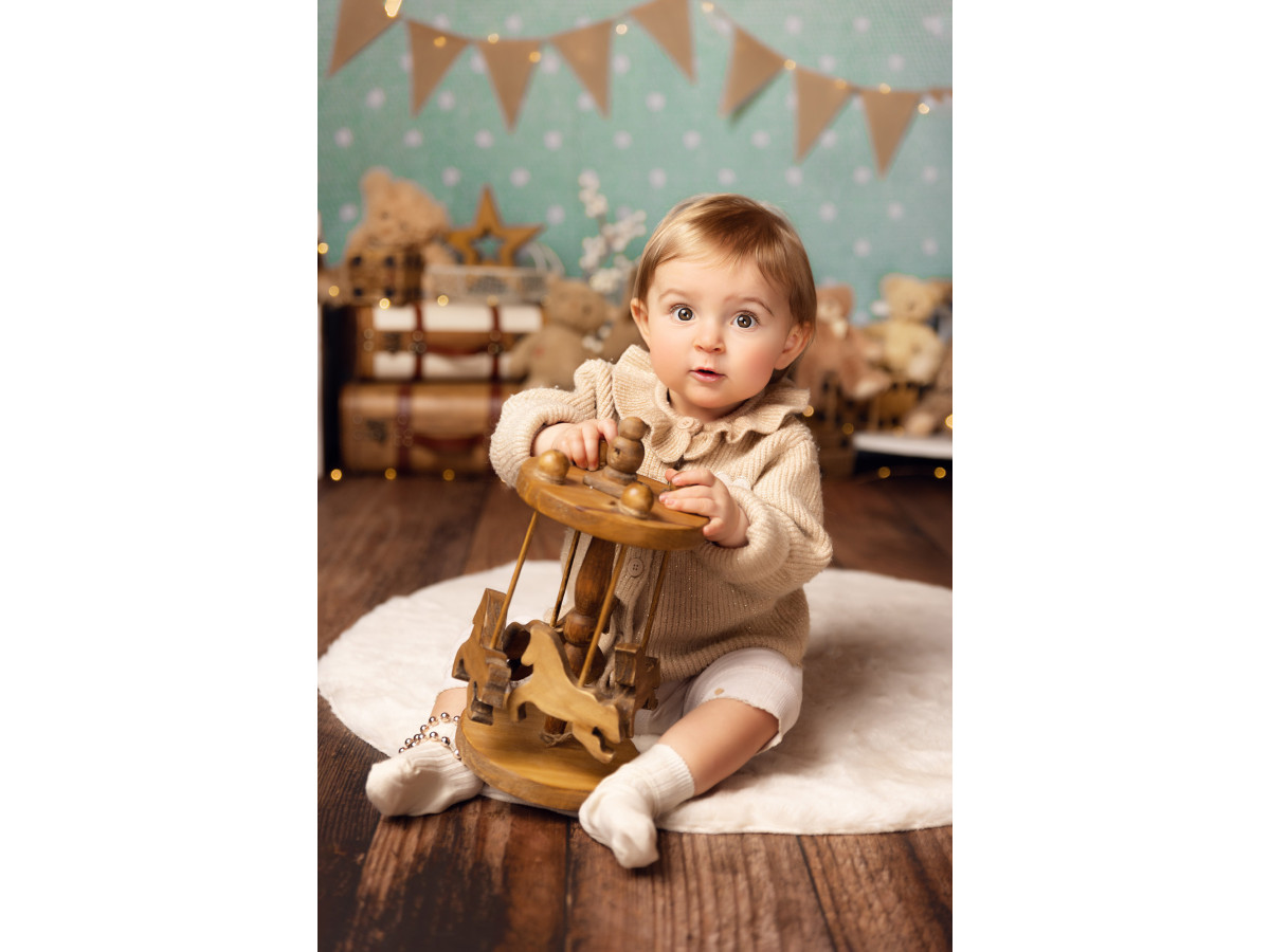 Baby & cake smash photo backdrop Old Teddy – white curtains with bunting, teddy bears and suitcases | Colors&Drops
