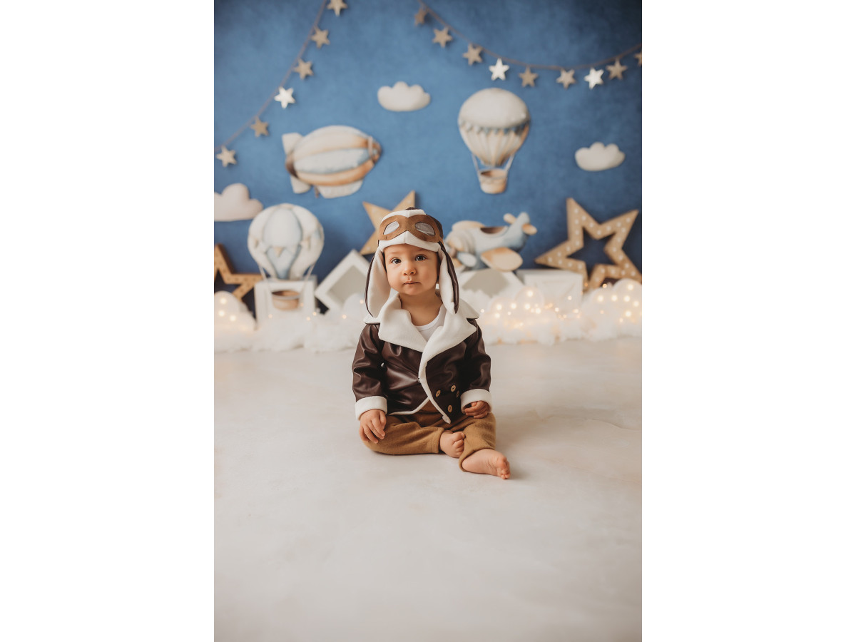 Baby & cake smash photo backdrop Woody Cloud – blue sky with hot air balloons, wooden stars and clouds | Colors&Drops