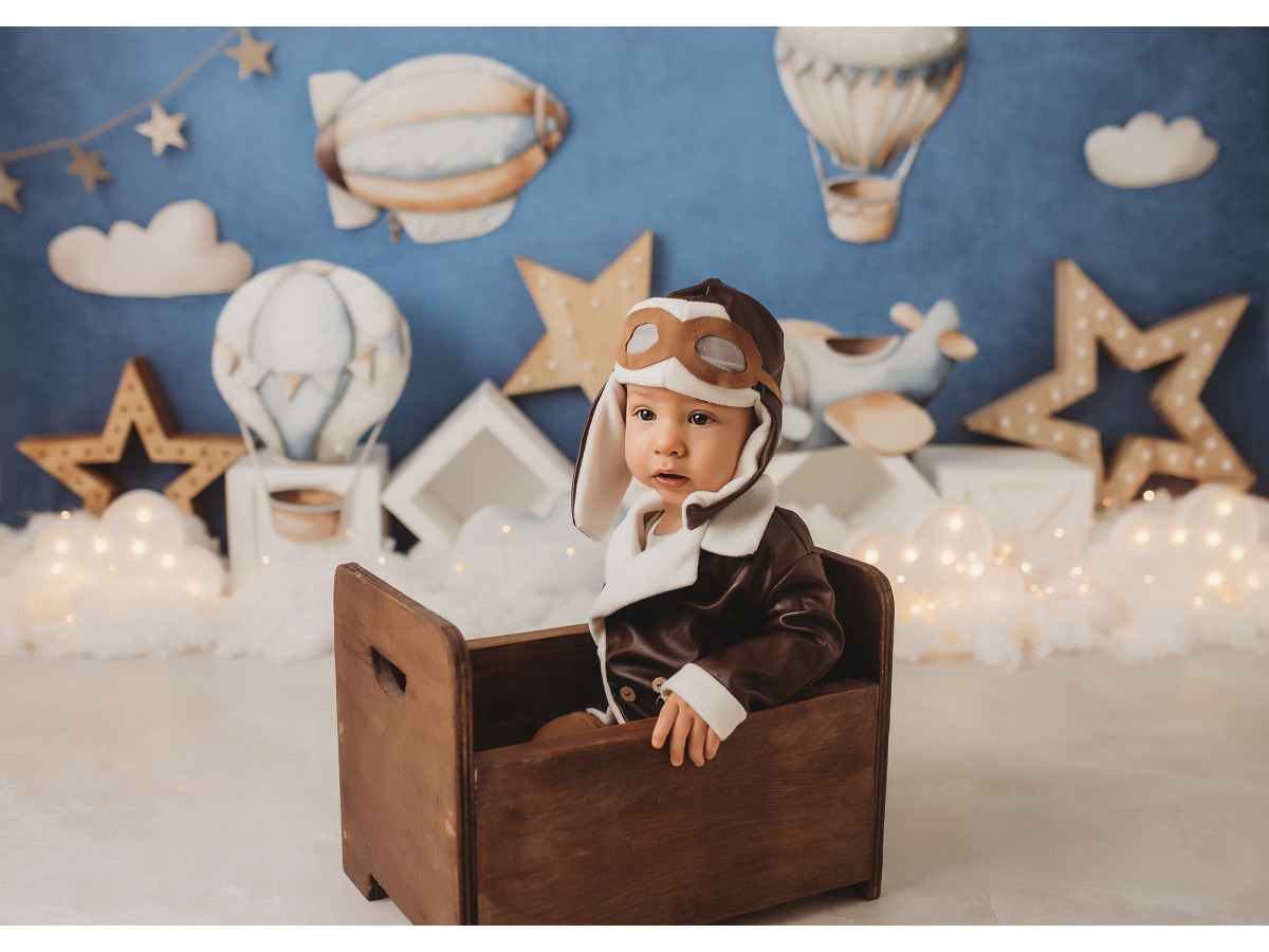 Baby & cake smash photo backdrop Woody Cloud – blue sky with hot air balloons, wooden stars and clouds | Colors&Drops