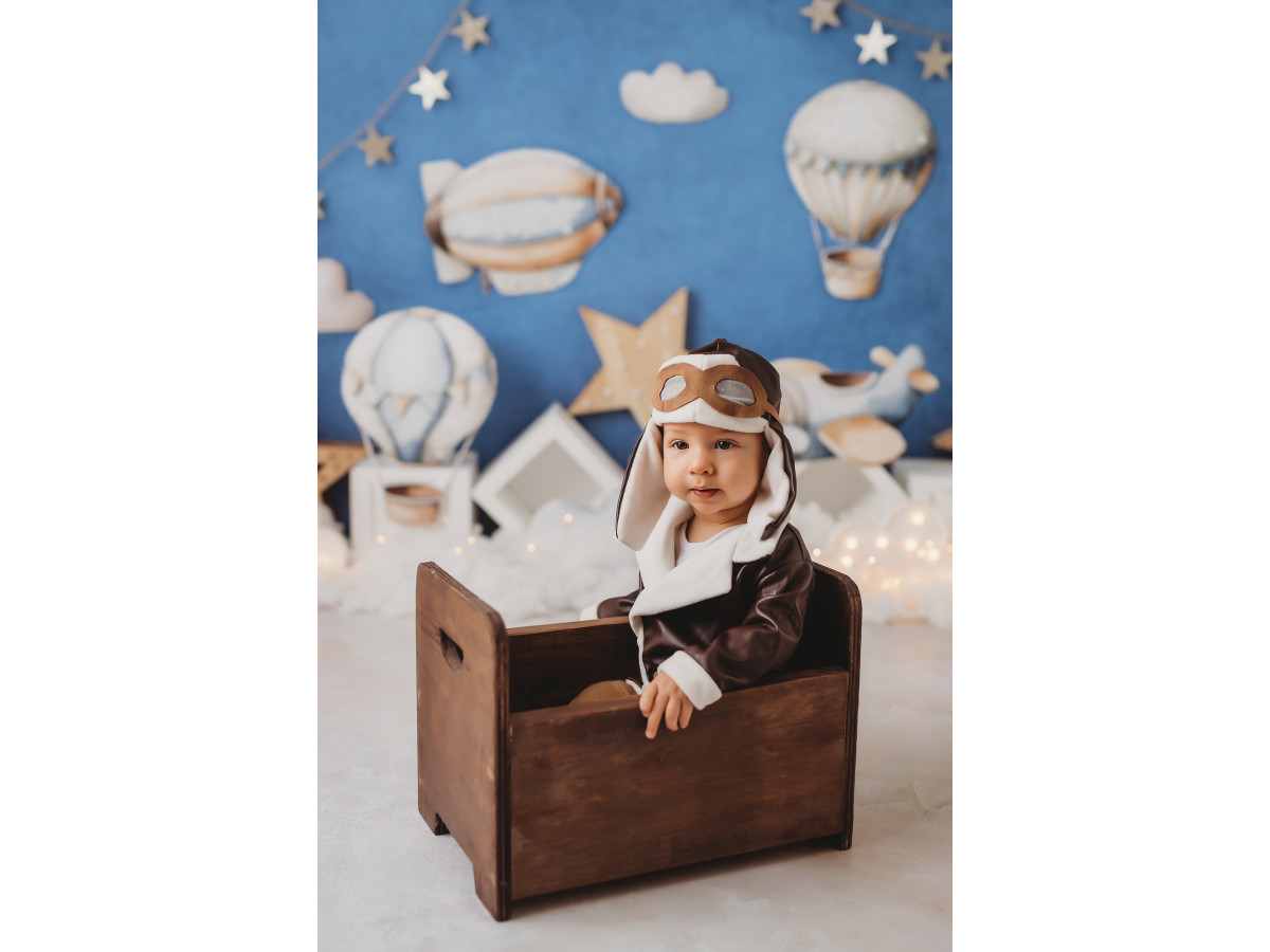 Baby & cake smash photo backdrop Woody Cloud – blue sky with hot air balloons, wooden stars and clouds | Colors&Drops