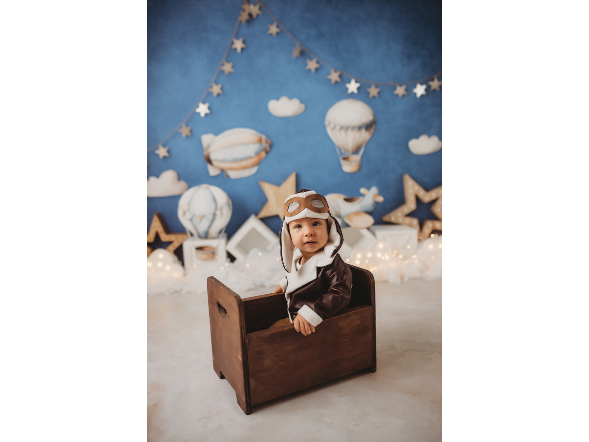 Baby & cake smash photo backdrop Woody Cloud – blue sky with hot air balloons, wooden stars and clouds | Colors&Drops