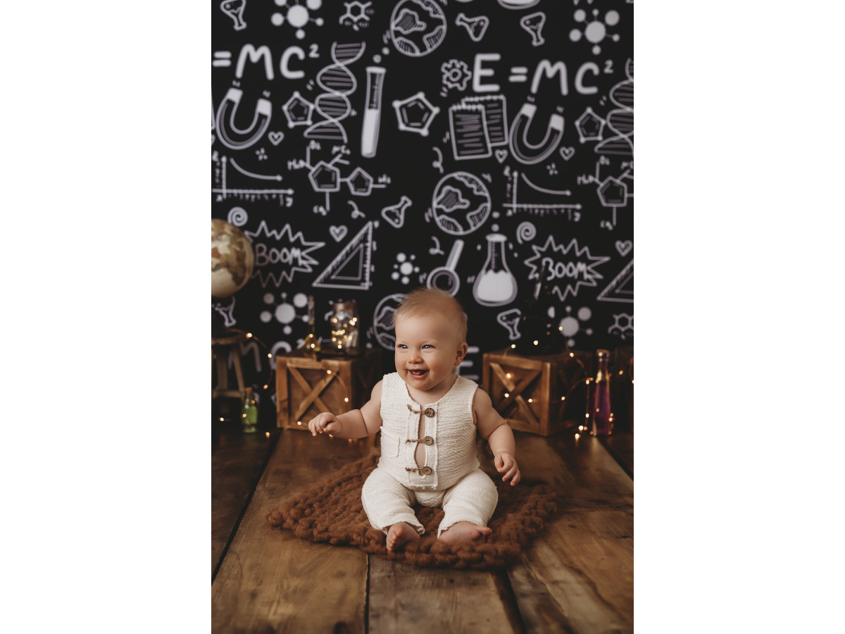 Fond photo bébé et smash cake Petit Chimiste – tableau noir de chimie avec formules et caisses | Colors&Drops