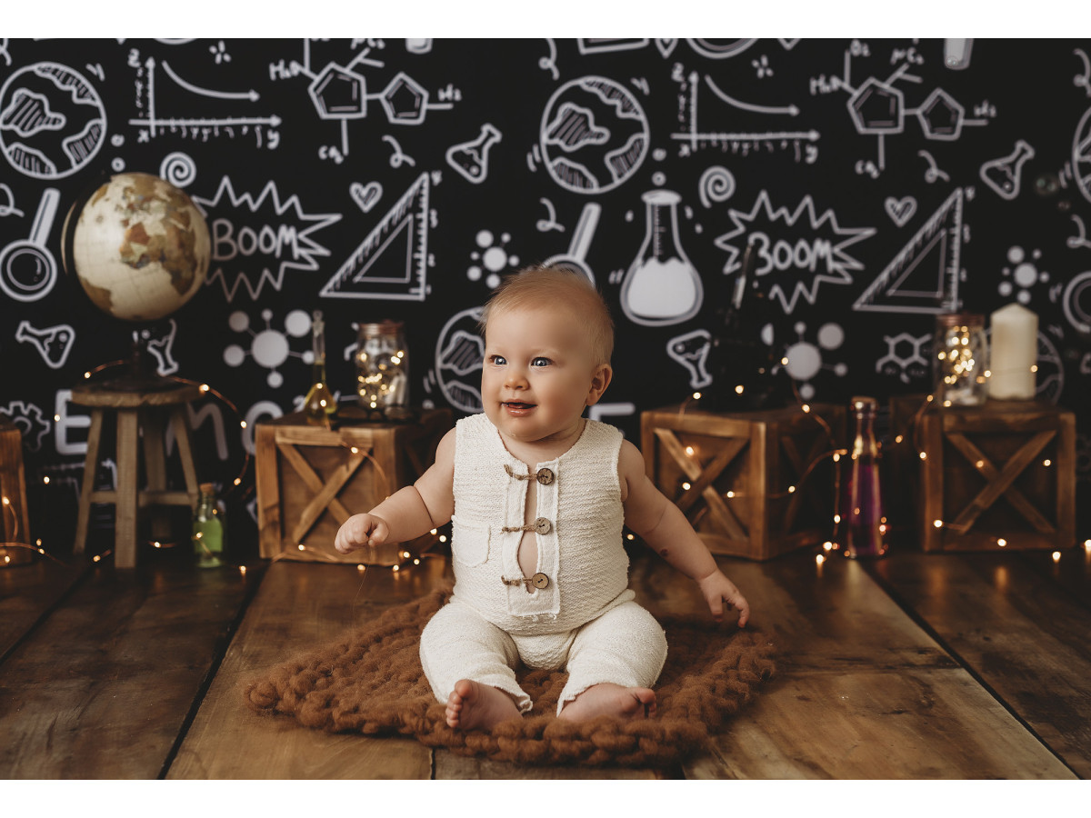 Fond photo bébé et smash cake Petit Chimiste – tableau noir de chimie avec formules et caisses | Colors&Drops