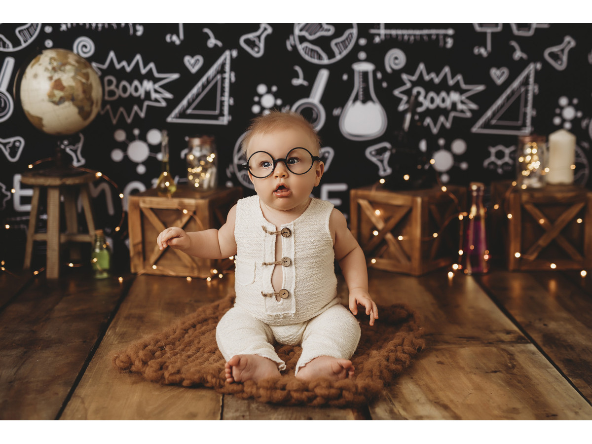 Fond photo bébé et smash cake Petit Chimiste – tableau noir de chimie avec formules et caisses | Colors&Drops