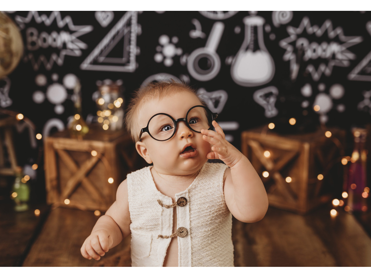 Fond photo bébé et smash cake Petit Chimiste – tableau noir de chimie avec formules et caisses | Colors&Drops