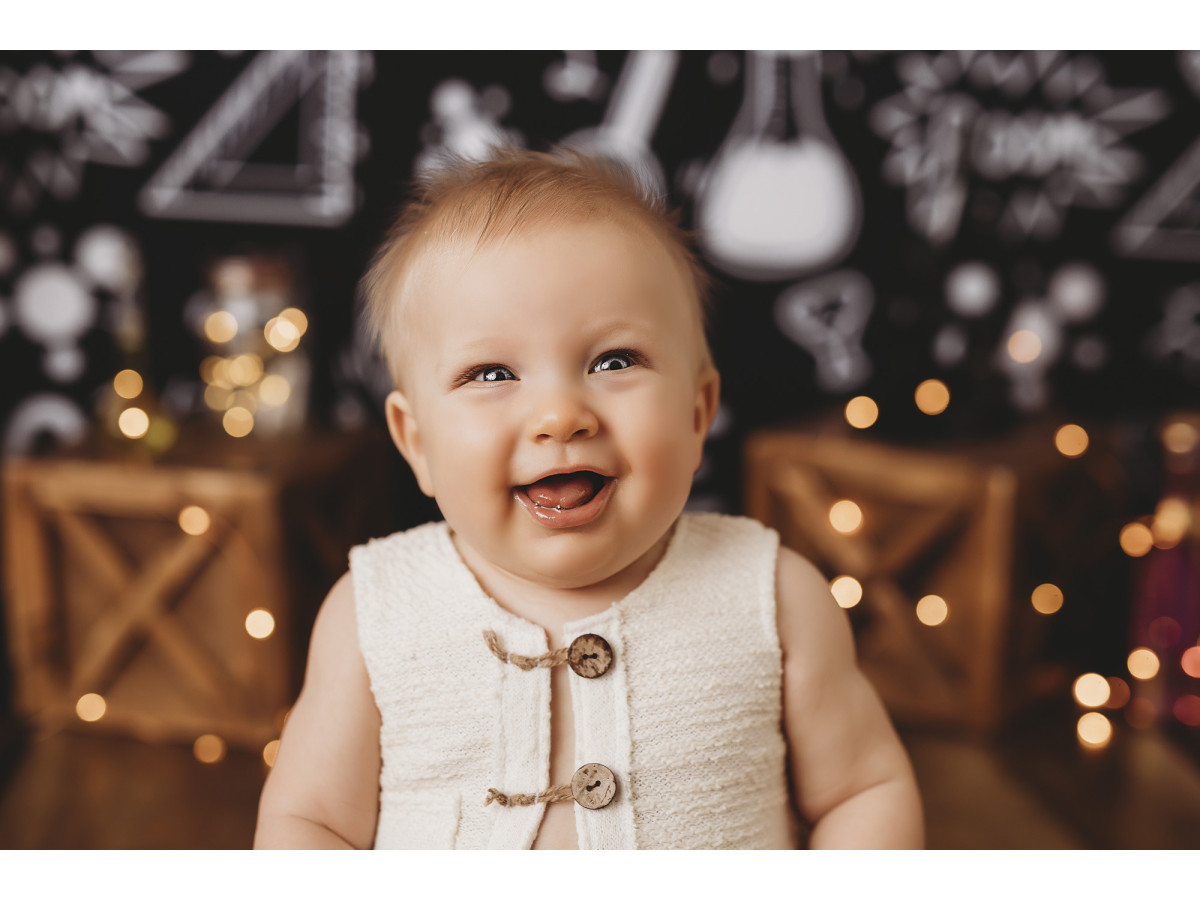Fond photo bébé et smash cake Petit Chimiste – tableau noir de chimie avec formules et caisses | Colors&Drops