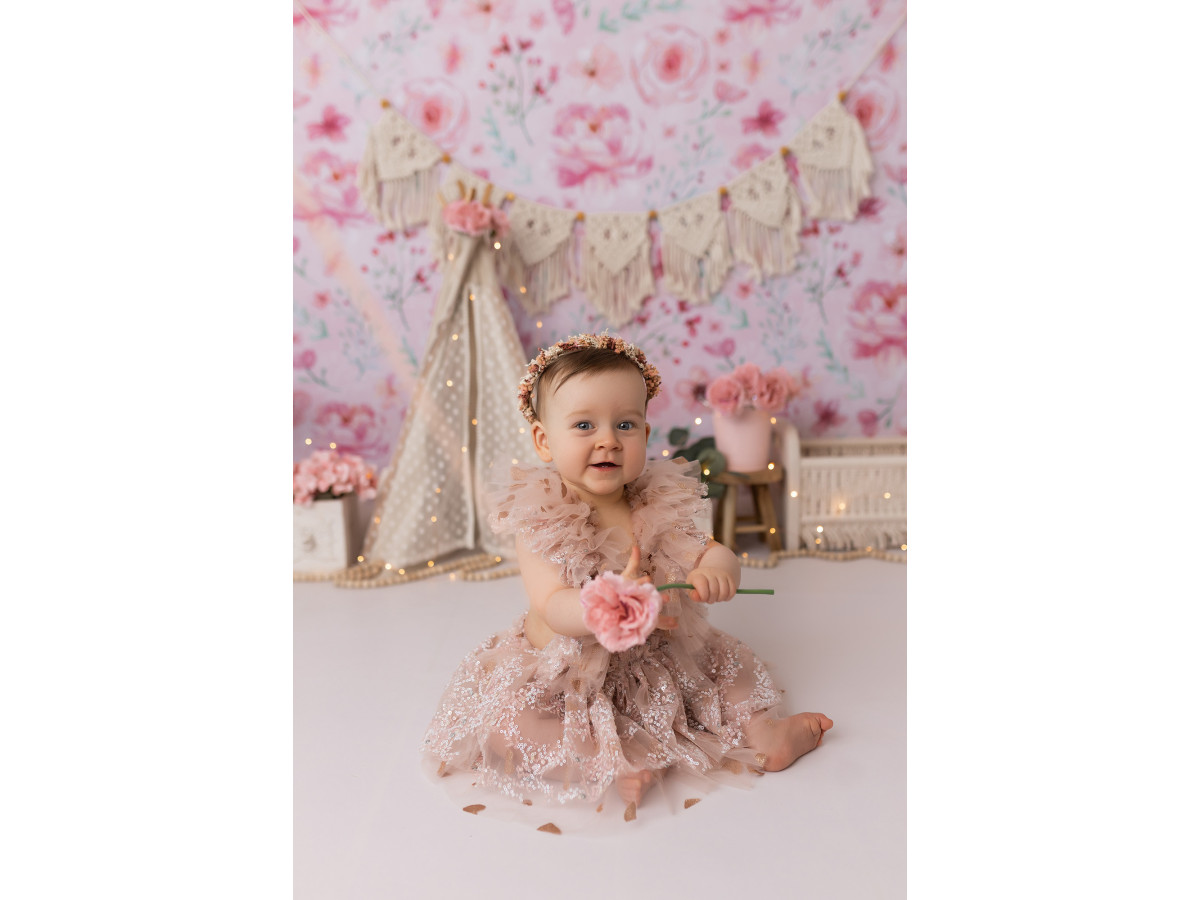 Fond photo bébé et smash cake Tolska – papier peint fleuri rose avec tipi et macramé | Colors&Drops