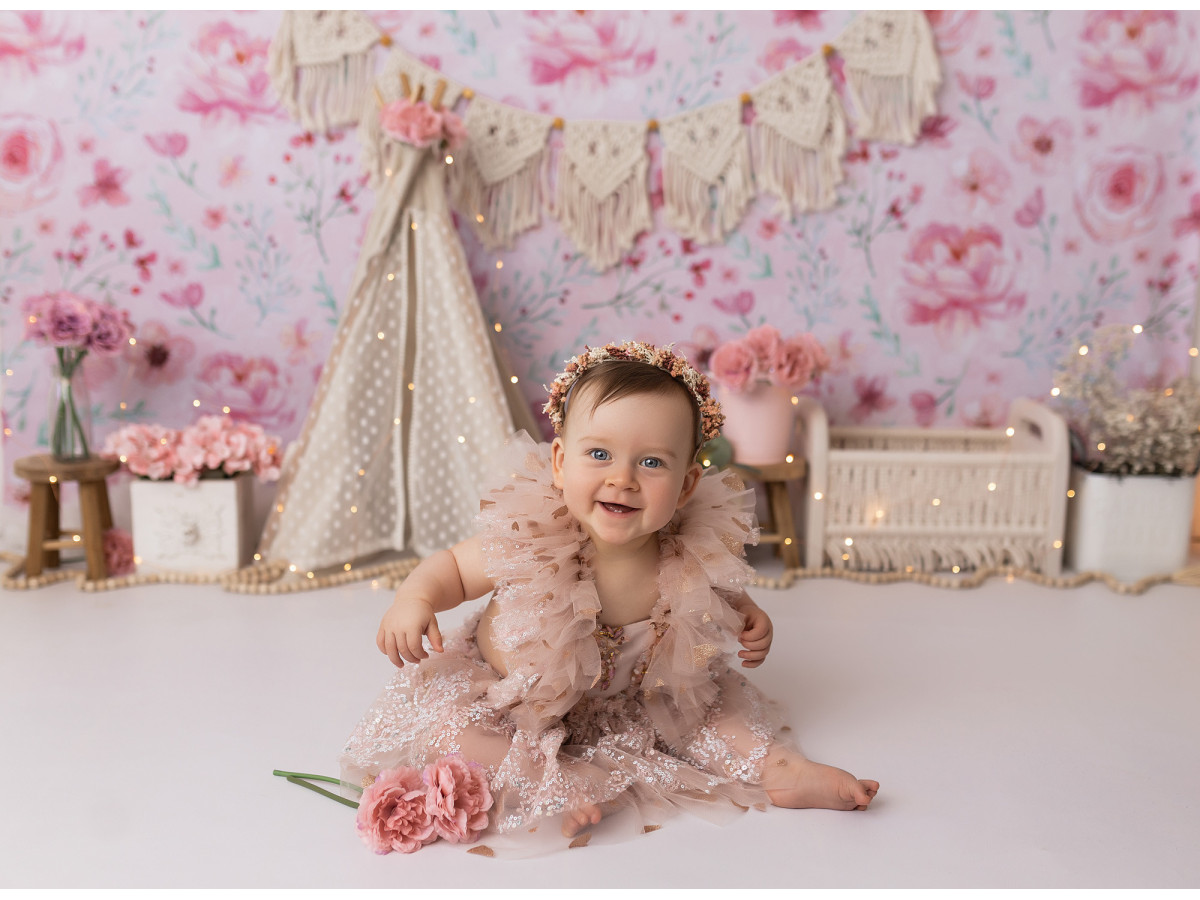 Fond photo bébé et smash cake Tolska – papier peint fleuri rose avec tipi et macramé | Colors&Drops