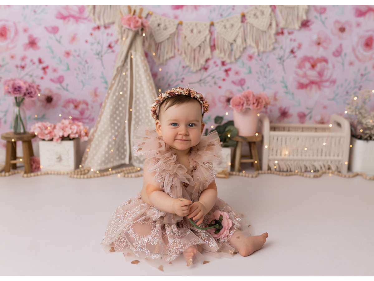 Fond photo bébé et smash cake Tolska – papier peint fleuri rose avec tipi et macramé | Colors&Drops