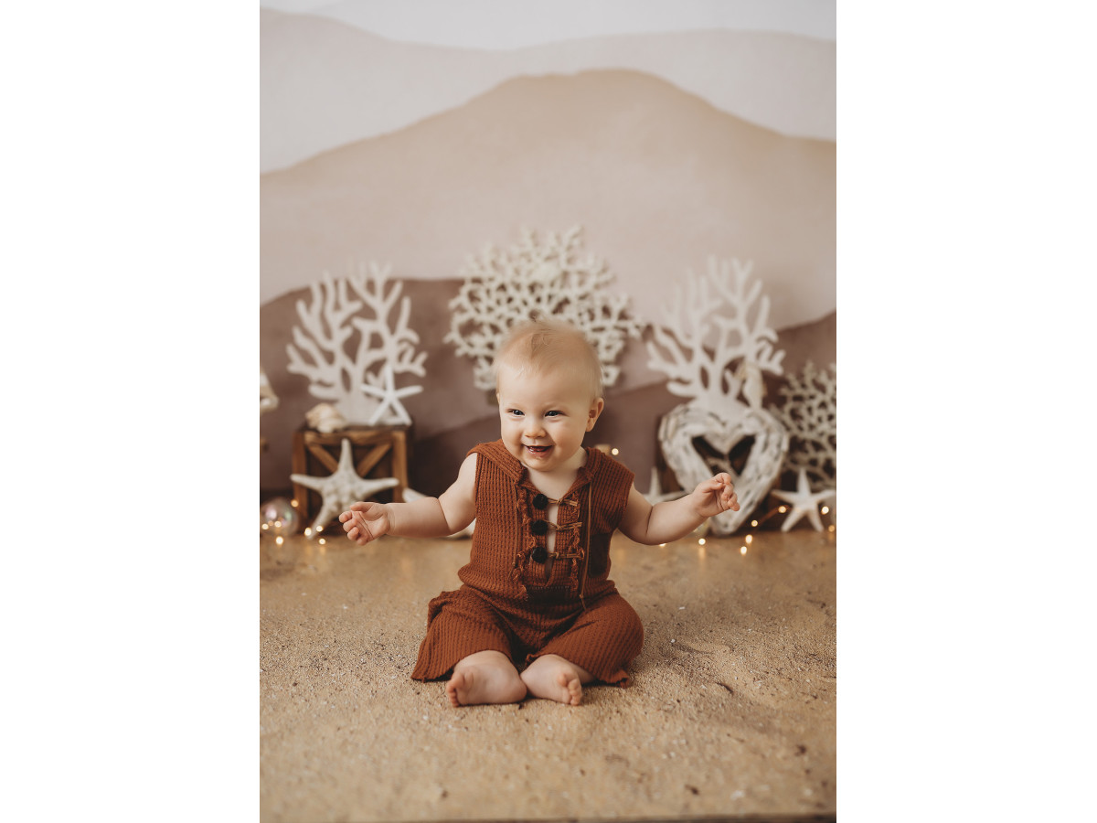 Fond photo bébé et smash cake Vintage Sea – collines pastel avec coraux, coquillages et phares | Colors&Drops