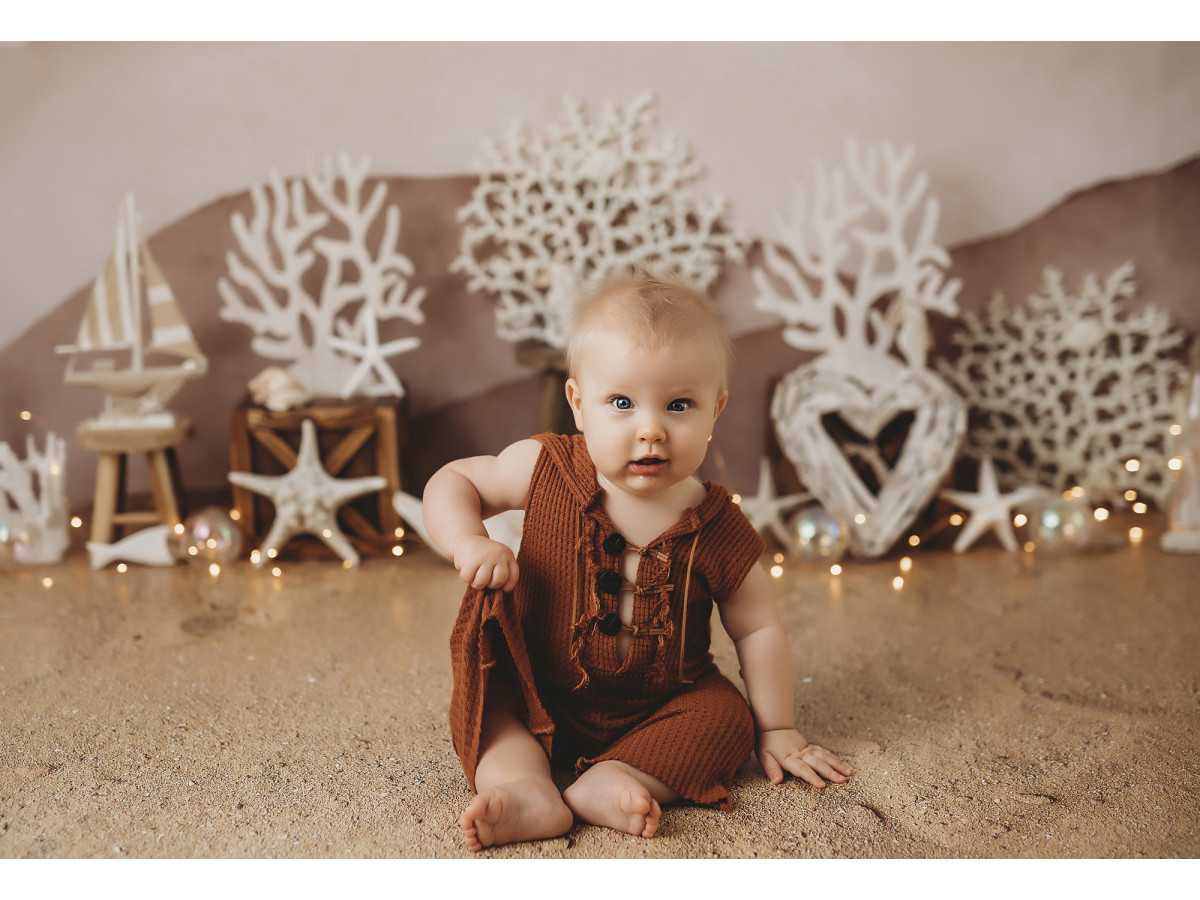 Fond photo bébé et smash cake Vintage Sea – collines pastel avec coraux, coquillages et phares | Colors&Drops