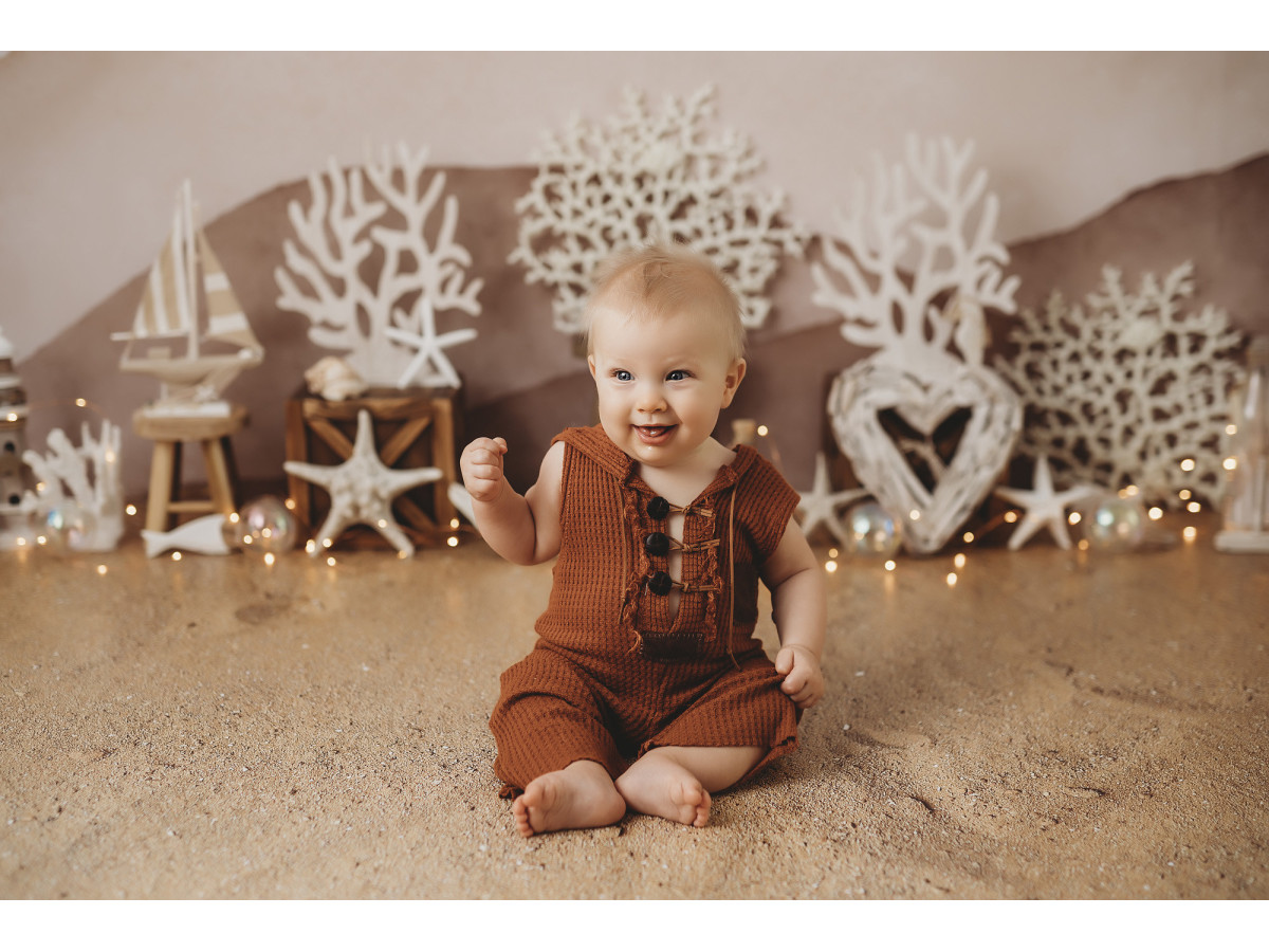Fond photo bébé et smash cake Vintage Sea – collines pastel avec coraux, coquillages et phares | Colors&Drops