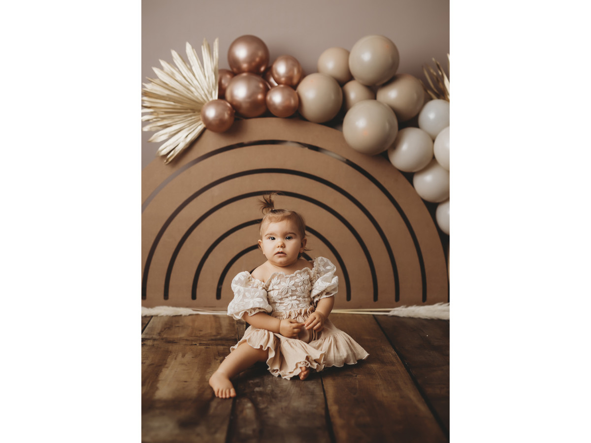 Baby & cake smash photo backdrop Rainbow Wood – wooden rainbow with beige and copper balloons | Colors&Drops