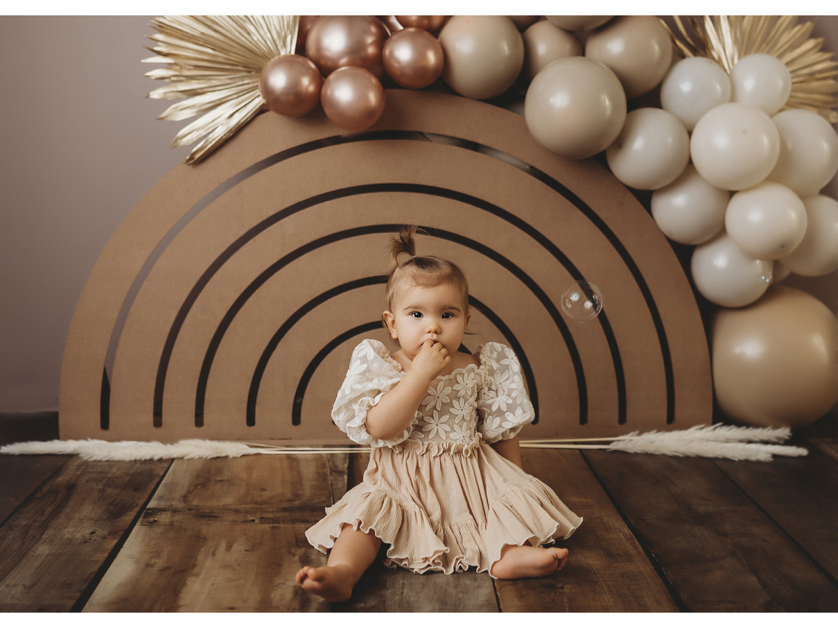 Baby & cake smash photo backdrop Rainbow Wood – wooden rainbow with beige and copper balloons | Colors&Drops