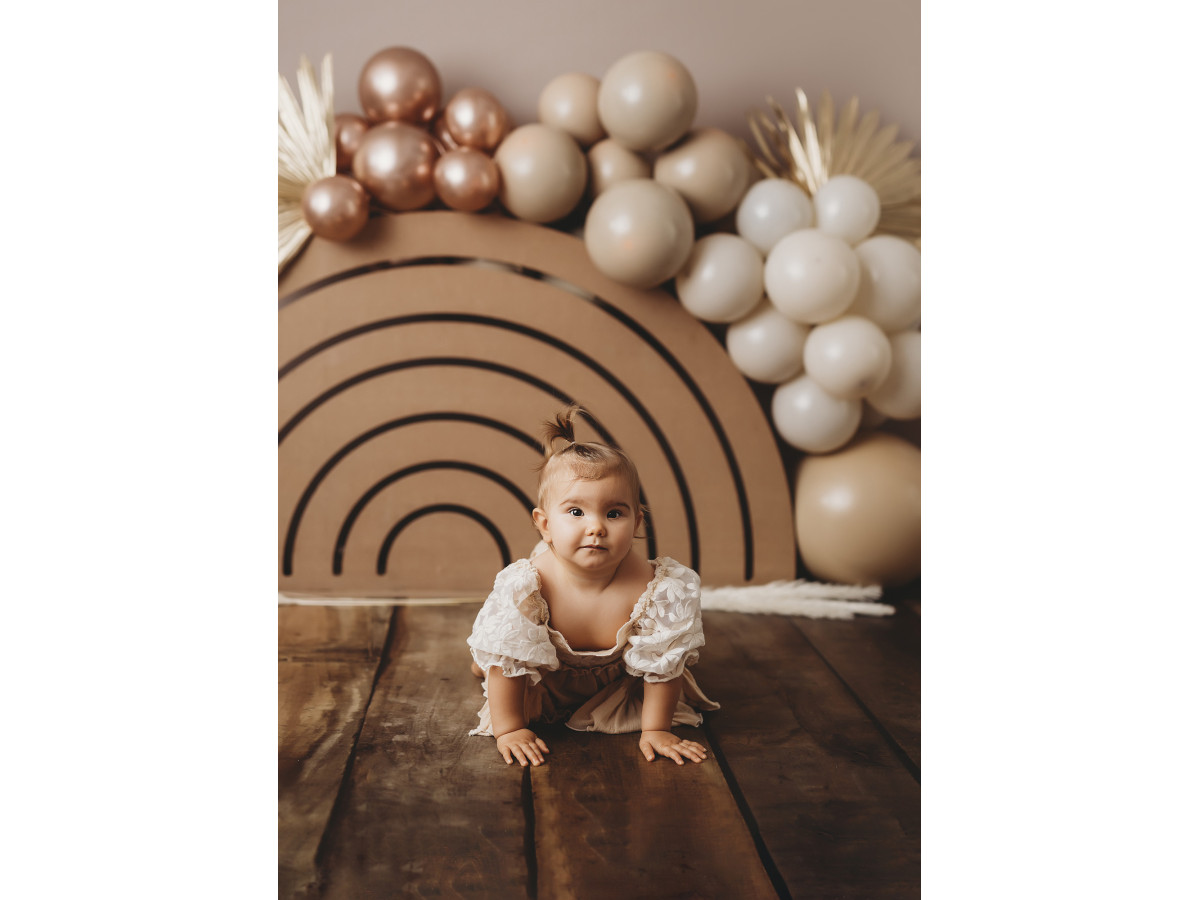 Baby & cake smash photo backdrop Rainbow Wood – wooden rainbow with beige and copper balloons | Colors&Drops
