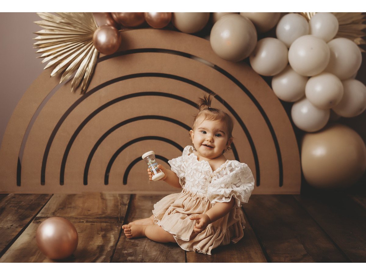 Baby & cake smash photo backdrop Rainbow Wood – wooden rainbow with beige and copper balloons | Colors&Drops