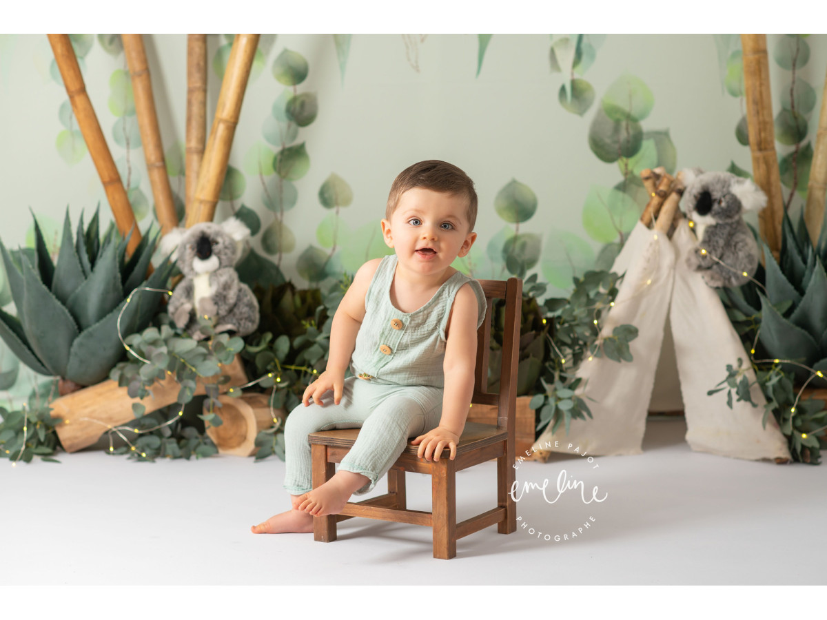 Fond photo bébé et smash cake Australia – décor Australie avec bambous, koalas et tipi | Colors&Drops