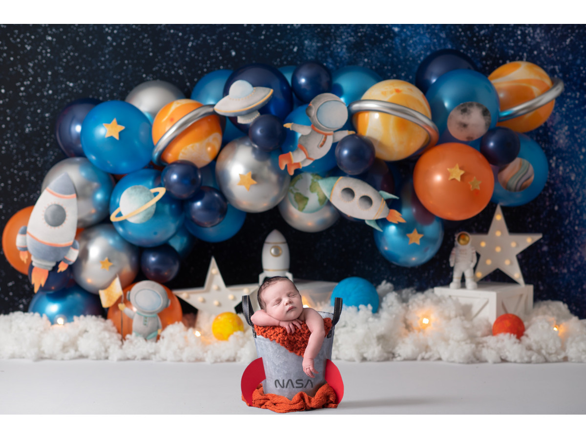 Fond photo bébé et smash cake Pluton – guirlande de ballons planètes avec fusées et nuages | Colors&Drops