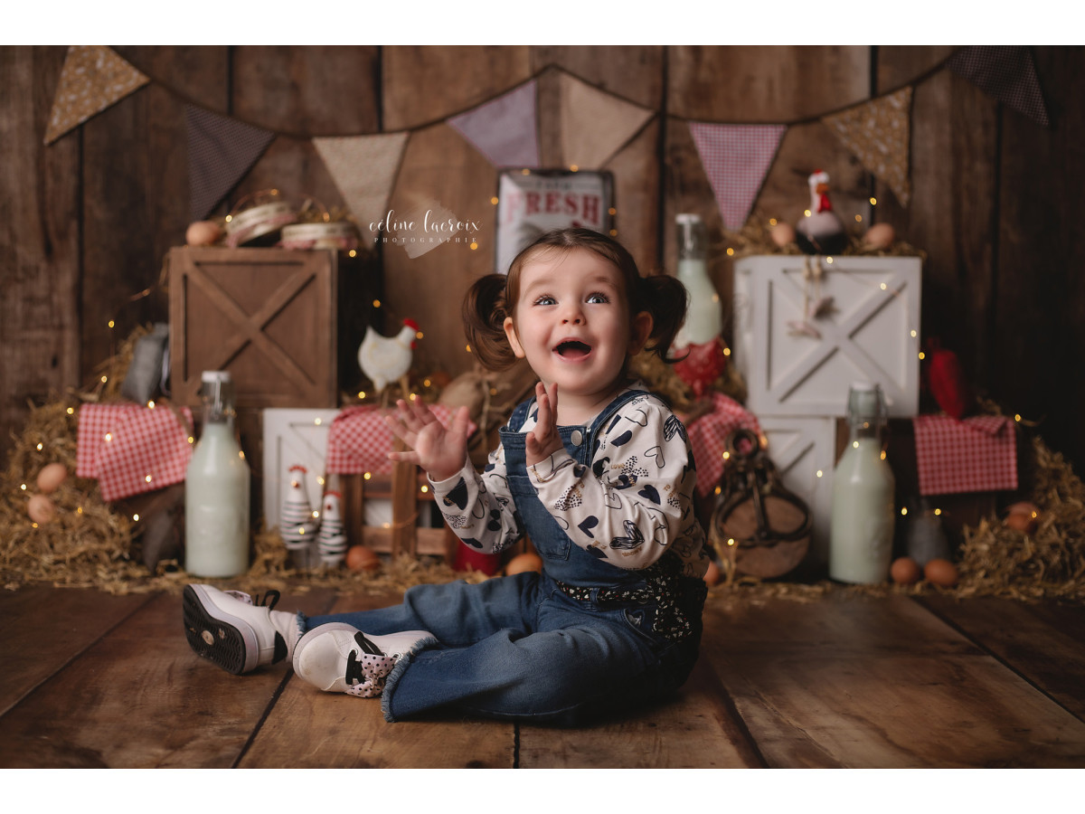 Fond photo bébé et smash cake A la Ferme – ferme en bois avec bottes de foin, fanions et bouteilles de lait | Colors&Drops
