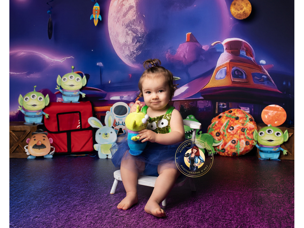Fond photo bébé et smash cake Pizza – décor spatial avec planète, soucoupe et extraterrestres | Colors&Drops