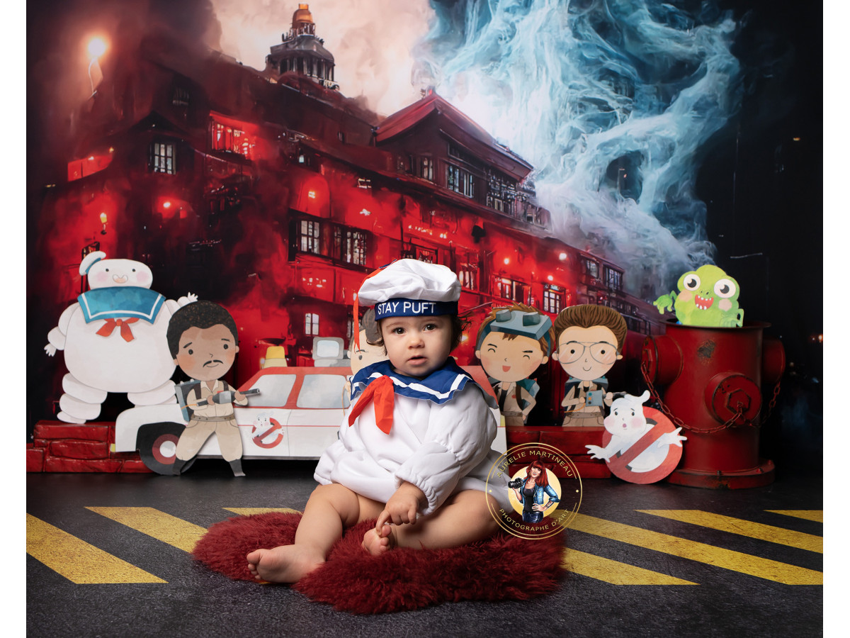 Fond photo bébé et smash cake Fantome – bâtiment rouge hanté avec fantômes et figurines | Colors&Drops