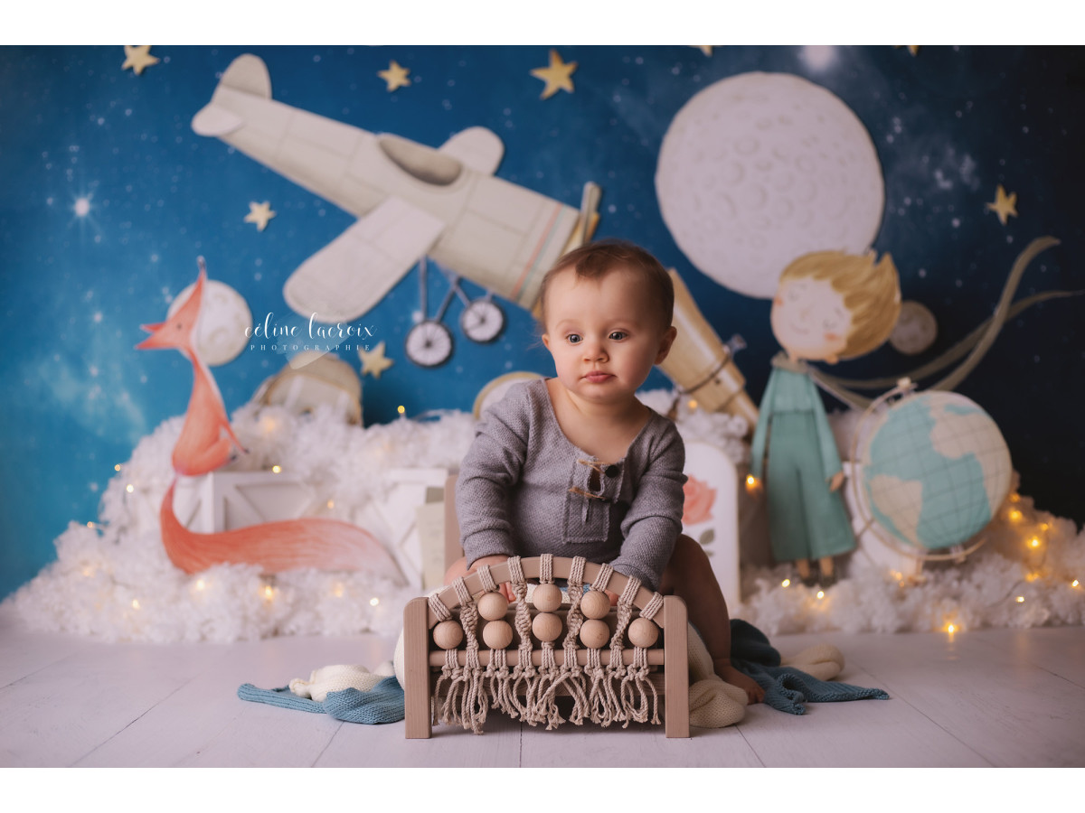 Fond photo bébé et smash cake Le Petit Prince – ciel étoilé avec avion, lune et petit prince | Colors&Drops