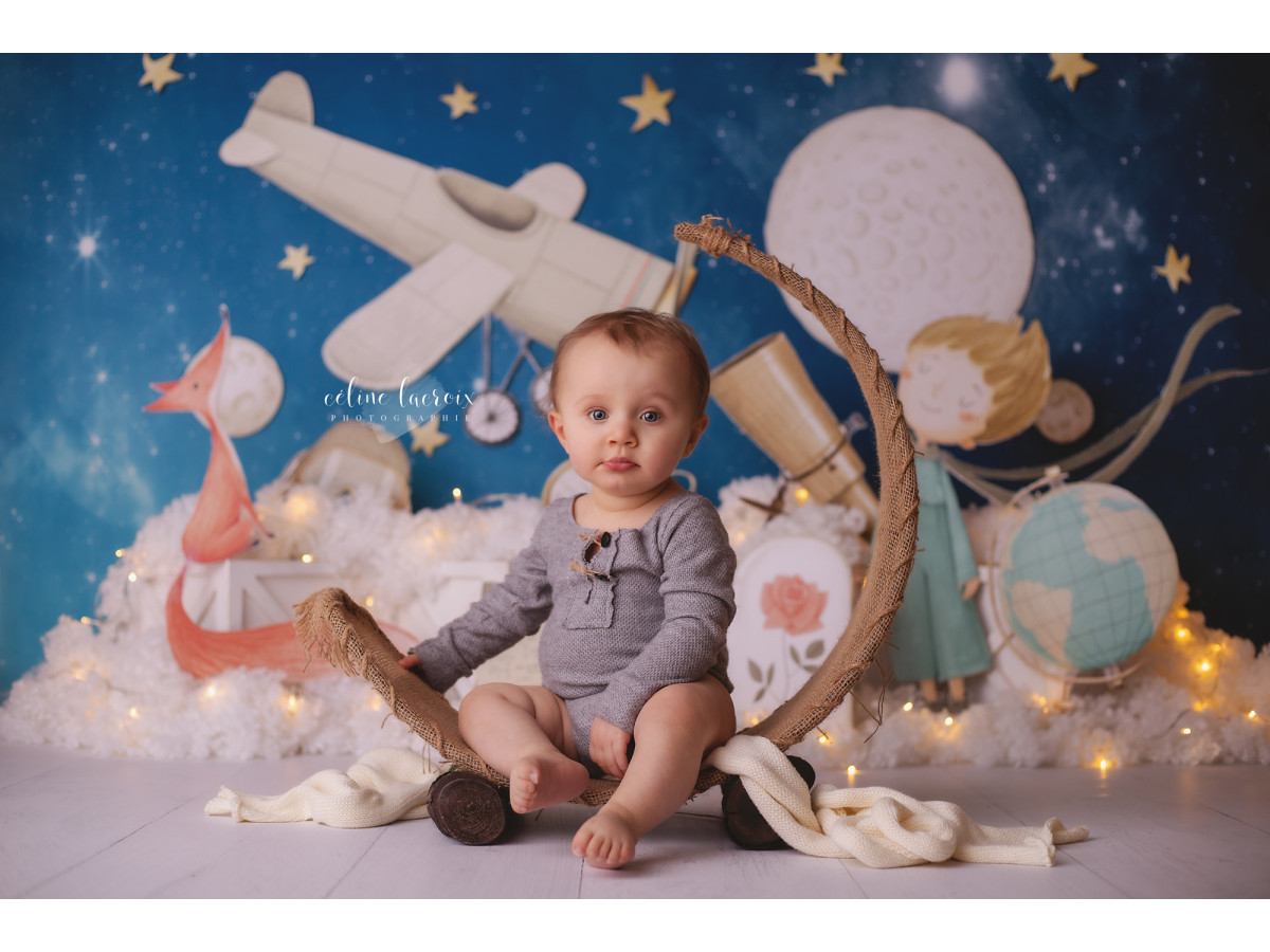 Fond photo bébé et smash cake Le Petit Prince – ciel étoilé avec avion, lune et petit prince | Colors&Drops